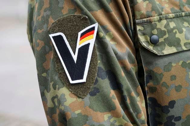 CNTV VETERANENTAG- Abzeichen Veteran Uniform Bundewehr Eroeffnung des zweiten Nationalen Veteranentags Unter dem Motto Veterans, Family & Friends stehen aktive und ehemalige Soldatinnen und Soldaten im Mittelpunkt des Buergerfestes auf dem Rathausmarkt in Hambuzrg am 14.06.2026 Hamburg Deutschland *** CNTV VETERANENTAG Badge Veteran Uniform Bundewehr Opening of the second National Veterans Day Under the motto Veterans, Family Friends, active and former servicemen and women are the focus of the citizens festival at the Rathausmarkt in Hambuzrg on 14 06 2026 Hamburg Germany