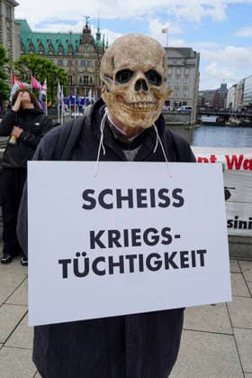 CNTV VETERANENTAG-Kriegs gegner Demo Bundewehr Eroeffnung des zweiten Nationalen Veteranentags Unter dem Motto Veterans, Family & Friends stehen aktive und ehemalige Soldatinnen und Soldaten im Mittelpunkt des Buergerfestes auf dem Rathausmarkt in Hambuzrg am 14.06.2026 Hamburg Deutschland *** CNTV VETERANENTAG Kriegs gegner Demo Bundewehr Opening of the second National Veterans Day Under the motto Veterans, Family Friends, active and former servicemen and women are the focus of the citizens festival at the Rathausmarkt in Hambuzrg on 14 06 2026 Hamburg Germany