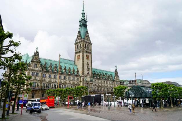 CNTV VETERANENTAG- Rathaus Rathausmarkt Uebersicht Eroeffnung des zweiten Nationalen Veteranentags mit der Zweiten Hamburger Buergermeisterin Katharina Fegebank und Kommandeur des Landeskommandos Hamburg Kapitaen zur See Kurt Leonards Unter dem Motto Veterans, Family & Friends stehen aktive und ehemalige Soldatinnen und Soldaten im Mittelpunkt des Buergerfestes auf dem Rathausmarkt in Hambuzrg am 14.06.2026 Hamburg Deutschland *** CNTV VETERANENTAG Rathaus Rathausmarkt Overview Opening of the second National Veterans Day with the Second Mayor of Hamburg Katharina Fegebank and Commander of the Hamburg State Command Captain at Sea Kurt Leonards Under the motto Veterans, Family Friends, active and former servicemen and women are the focus of t