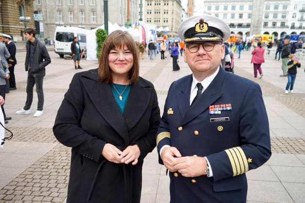 CNTV VETERANENTAG- Eroeffnung des zweiten Nationalen Veteranentags mit der Zweiten Hamburger Buergermeisterin Katharina Fegebank und Kommandeur des Landeskommandos Hamburg Kapitaen zur See Kurt Leonards Unter dem Motto Veterans, Family & Friends stehen aktive und ehemalige Soldatinnen und Soldaten im Mittelpunkt des Buergerfestes auf dem Rathausmarkt in Hambuzrg am 14.06.2026 Hamburg Deutschland *** CNTV VETERANS DAY Opening of the second National Veterans Day with the Second Mayor of Hamburg Katharina Fegebank and Commander of the Hamburg State Command Captain at Sea Kurt Leonards Under the motto Veterans, Family Friends, active and former servicemen and women are the focus of the civic festival at the town hall market in Hambuzrg on 14 06