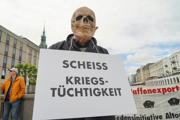 CNTV VETERANENTAG-Kriegs gegner Demo Bundewehr Eroeffnung des zweiten Nationalen Veteranentags Unter dem Motto Veterans, Family & Friends stehen aktive und ehemalige Soldatinnen und Soldaten im Mittelpunkt des Buergerfestes auf dem Rathausmarkt in Hambuzrg am 14.06.2026 Hamburg Deutschland *** CNTV VETERANENTAG Kriegs gegner Demo Bundewehr Opening of the second National Veterans Day Under the motto Veterans, Family Friends, active and former servicemen and women are the focus of the citizens festival at the Rathausmarkt in Hambuzrg on 14 06 2026 Hamburg Germany