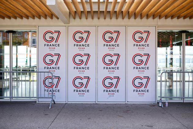 June 13, 2026, °Vian-Les-Bains, Haute-Savoie, France: EVIAN-LES-BAINS, FRANCE - JUNE 14, 2026: Official G7 summit logos and promotional panels cover windows next to security crowd control barriers along the lakeside promenade in Evian-les-Bains, France, June 14, 2026. The town on the shores of Lake Geneva is fully branded and secured ahead of the international Group of Seven conference, which brings together world leaders from June 15 to 17 °Vian-Les-Bains France  - ZUMAc267 20260613_zip_c267_012 Copyright: xMarcoxCordonex