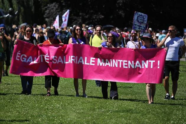 Genf, Schweiz, 14.06.2026: Anti-G7-Protest: Demonstranten protestieren gegen den G7-Gipfel 2026, der im benachbarten Évian-les-Bains, Frankreich, stattfindet, und im Rahmen eines Frauenstreiks für Frauenrechte. Auf einem Plakat wird Lohngleichheit gefordert. *** Geneva, Switzerland, 14 06 2026 Anti G7 protest Demonstrators protest against the 2026 G7 summit taking place in neighboring Évian les Bains, France, and as part of a womens strike for womens rights A placard demands equal pay Copyright: xdtsxNachrichtenagenturx dts_122902