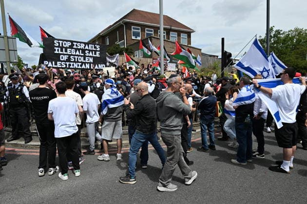 June 14, 2026, London, London, UK: London, UK. Pro Israeli protesters hold a counter demonstration as Palestinian protesters stage a demonstration near the Edgware United Synagogue who are hosting a Great Israeli Real Estate event. The organisers are allegedly offering to sell stolen Palestinian land including in settlements in the occupied territories. London UK  - ZUMAl94_ 20260614_zaf_l94_041 Copyright: xRayxTangx