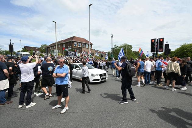 June 14, 2026, London, London, UK: London, UK. Pro Israeli protesters hold a counter demonstration as Palestinian protesters stage a demonstration near the Edgware United Synagogue who are hosting a Great Israeli Real Estate event. The organisers are allegedly offering to sell stolen Palestinian land including in settlements in the occupied territories. London UK  - ZUMAl94_ 20260614_zaf_l94_037 Copyright: xRayxTangx