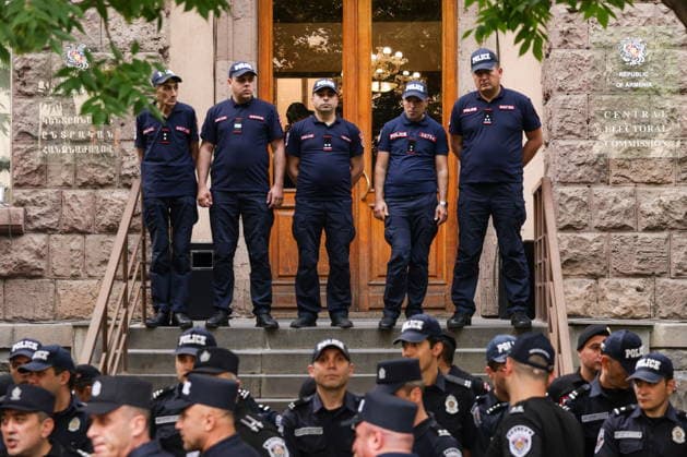 ARMENIA, YEREVAN - JUNE 14, 2026: Police officers guard the area outside the offices of the Central Electoral Commission of Armenia ahead of the announcement of the results of the 2026 Armenian parliamentary election Yerevan Armenia  - ZUMAt113 20260614_zaa_t113_065 Copyright: xAlexanderxPatrinx