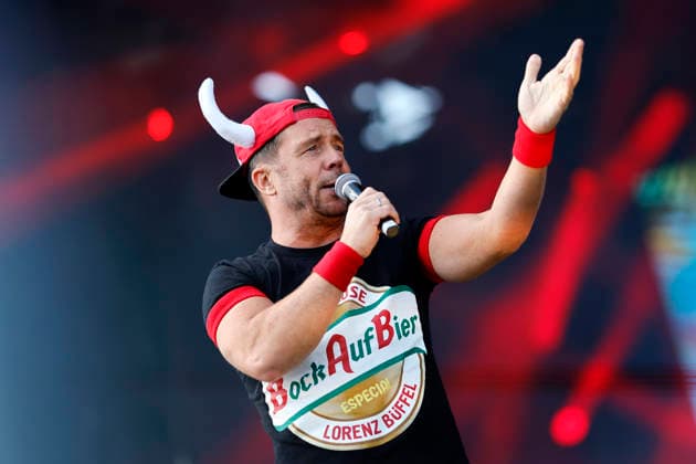 Partyschlagersänger Lorenz Büffel tritt beim Festival Inselfieber im Außengelände der Rudolf Weber Arena in Oberhausen auf. Oberhausen, 13.06.2026 NRW Deutschland *** Party hit singer Lorenz Büffel performs at the Inselfieber festival in the outdoor area of the Rudolf Weber Arena in Oberhausen Oberhausen, 13 06 2026 NRW Germany Copyright: xChristophxHardtx