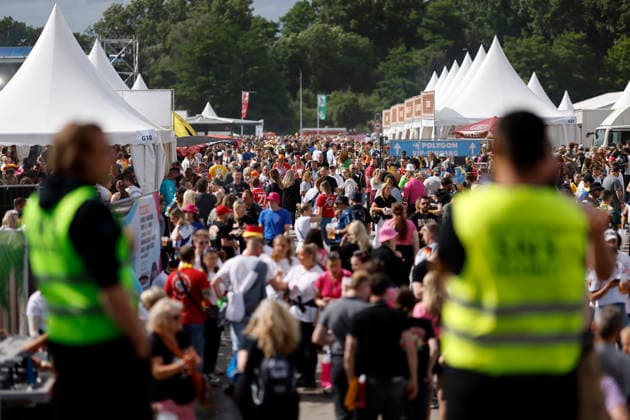 Ordner-Kräfte bewachen einen Notsausgang - im Hintergrund Gäste in bunten Party-Kostümen beim Festival Inselfieber im Außengelände der Rudolf Weber Arena in Oberhausen auf. Oberhausen, 13.06.2026 NRW Deutschland *** Stewards guarding an emergency exit in the background Guests in colorful party costumes at the festival Inselfieber in the outdoor area of the Rudolf Weber Arena in Oberhausen on Oberhausen, 13 06 2026 NRW Germany Copyright: xChristophxHardtx