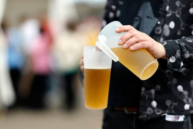 EIn Gast kippt Bier von einem Pfandbecher in den anderen beim Festival Inselfieber im Außengelände der Rudolf Weber Arena in Oberhausen auf. Oberhausen, 13.06.2026 NRW Deutschland *** A guest tips beer from one deposit cup into another at the Inselfieber festival in the outdoor area of the Rudolf Weber Arena in Oberhausen on Oberhausen, 13 06 2026 NRW Germany Copyright: xChristophxHardtx