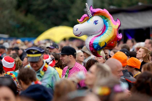 Gäste in bunten Party-Kostümen mit Luftballons beim Festival Inselfieber im Außengelände der Rudolf Weber Arena in Oberhausen auf. Oberhausen, 13.06.2026 NRW Deutschland *** Guests in colorful party costumes with balloons at the festival Inselfieber in the outdoor area of the Rudolf Weber Arena in Oberhausen on Oberhausen, 13 06 2026 NRW Germany Copyright: xChristophxHardtx