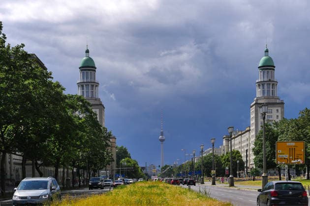 14.06.2026, Berlin - Deutschland. Eine dicke Regenfront verdrängt die Sonne und zieht über die Stadt. *** 14 06 2026, Berlin Germany A thick rain front displaces the sun and passes over the city