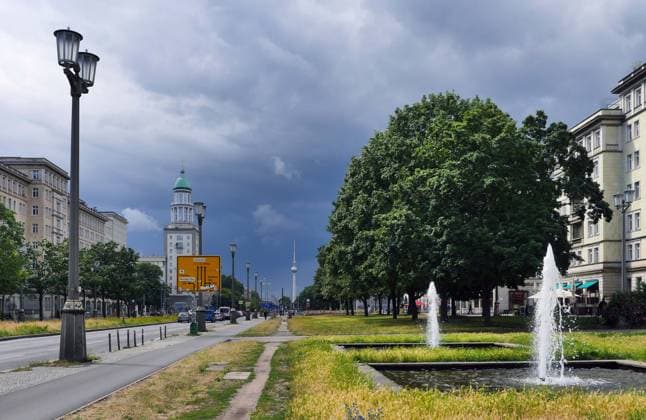 14.06.2026, Berlin - Deutschland. Eine dicke Regenfront verdrängt die Sonne und zieht über die Stadt. *** 14 06 2026, Berlin Germany A thick rain front displaces the sun and passes over the city