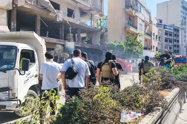 LEBANON, BEIRUT - JUNE 14, 2026: People are seen outside an apartment building south of Beirut after an airstrike Beirut Lebanon  - ZUMAt113 20260614_zaa_t113_076 Copyright: xAnkharxKochnevax