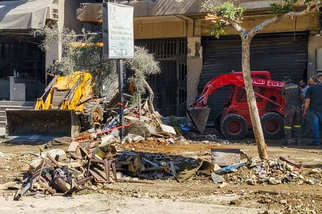 LEBANON, BEIRUT - JUNE 14, 2026: Clearing rubble outside an apartment building south of Beirut after an airstrike Beirut Lebanon  - ZUMAt113 20260614_zaa_t113_079 Copyright: xAnkharxKochnevax