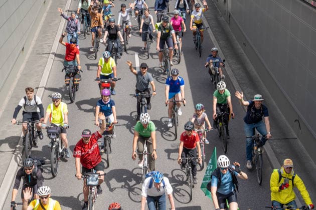 Rad-Sternfahrt des ADFC, Radfahrende an der Einmündung der Prinzregentenstraße in den Altstadttunnel, München, 14. Juni 2026 Deutschland, München, 14. Juni 2026, Rad-Sternfahrt des ADFC, hier an der Einmündung der Prinzregentenstraße in den Altstadttunnel, große Rad-Sternfahrt des ADFC, hier auf der Prinzregentenstraße, fahren stadteinwärts Richtung Königsplatz, Fahrraddemo Motto: Die Zukunft fährt Rad!, Sternfahrt für sichere Fahrradwege, ein lückenloses Radwegnetz, dieses ist einer der 14 Demorouten, die sternförmig zum Königsplatz führen, tausende Teilnehmer, Fahrrad-Demo, gemeinsam Radeln für eine bessere Radinfrastruktur, Verkehr, Fahrrad fahren, Verkehrswende, Umwelt, Klimaschutz, Bayern, *** Bicycle rally of the ADFC