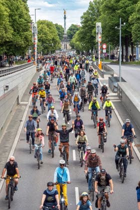 Radsternfahrt des ADFC, Radfahrende an der Einmündung der Prinzregentenstraße in den Altstadttunnel, München, 14. Juni 2026 Deutschland, München, 14. Juni 2026, Radsternfahrt des ADFC, hier an der Einmündung der Prinzregentenstraße in den Altstadttunnel, große Rad-Sternfahrt des ADFC, hier auf der Prinzregentenstraße, fahren stadteinwärts Richtung Königsplatz, Fahrraddemo Motto: Die Zukunft fährt Rad!, Sternfahrt für sichere Fahrradwege, ein lückenloses Radwegnetz, dieses ist einer der 14 Demorouten, die sternförmig zum Königsplatz führen, tausende Teilnehmer, Fahrrad-Demo, gemeinsam Radeln für eine bessere Radinfrastruktur, Verkehr, Fahrrad fahren, Verkehrswende, Umwelt, Klimaschutz, Bayern, *** Radsternfahrt des ADFC, cyc