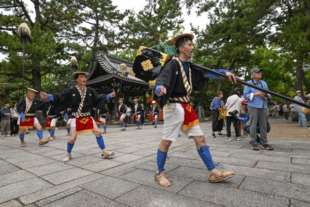 Osaka Keeps Centuries Old Otaue Rice Festival alive OSAKA, JAPAN - JUNE 14: Performers dressed in traditional happi coats, straw hats, and waraji sandals carry ceremonial equipment during a lively procession at the historic Otaue Rice Planting Festival (Otaue Shinji) at Sumiyoshi Taisha Shrine in southern Osaka, Japan, on June 14, 2026. The ancient agricultural ritual, officially designated as an Important Intangible Folk Cultural Property of Japan, features multi-stage costumed dances and processions by community members to invoke a bountiful autumn harvest. Artur Widak Anadolu Osaka Japan. Editorial use only. Please get in touch for any other usage.  Copyright: x2026xAnadoluxArturxWidakx