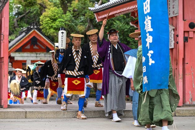 Osaka Keeps Centuries Old Otaue Rice Festival alive OSAKA, JAPAN - JUNE 14: Men performing as Tomoyakko (samurai servants) from the Osaka Yakko Hozonkai preservation society lead a ceremonial procession through the shrine gates during the historic Otaue Rice Planting Festival (Otaue Shinji) at Sumiyoshi Taisha Shrine in southern Osaka, Japan, on June 14, 2026. The ancient agricultural ritual, officially designated as an Important Intangible Folk Cultural Property of Japan, features costumed dancers performing the traditional yakkofuri march to purify the path before the sacred rice planting begins Artur Widak Anadolu Agency Anadolu Osaka Japan. Editorial use only. Please get in touch for any other usage.  Copyright: x2026xAnadoluxArturxWidak AnadoluxAgencyx