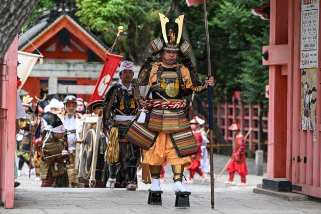 Osaka Keeps Centuries Old Otaue Rice Festival alive OSAKA, JAPAN - JUNE 14: A performer dressed as a Furyu-musha (ornate samurai warrior) wearing full armor (yoroi), an ornate helmet (kabuto), and tall wooden clogs (takageta) leads a historic military procession (buke gyoretsu) during the Otaue Rice Planting Festival (Otaue Shinji) at Sumiyoshi Taisha Shrine in southern Osaka, Japan, on June 14, 2026. The ancient agricultural ritual, officially designated as an Important Intangible Folk Cultural Property of Japan, incorporates these stylized warrior marches alongside sacred dances to protect the grounds and pray for a bountiful autumn harvest. Artur Widak Anadolu Agency Anadolu Osaka Japan. Editorial use only. Please get in touch for an  Copyright: x2026xAnadoluxArturxWidak AnadoluxAgencyx