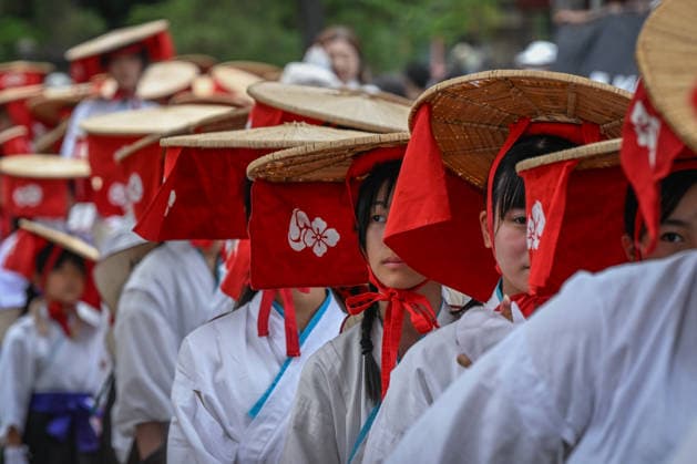 Osaka Keeps Centuries Old Otaue Rice Festival alive OSAKA, JAPAN - JUNE 14: Young girls participating in the traditional Sumiyoshi Odori umbrella folk dance march in a close formation during the historic Otaue Rice Planting Festival (Otaue Shinji) at Sumiyoshi Taisha Shrine in southern Osaka, Japan, on June 14, 2026. The ancient agricultural ritual, officially designated as an Important Intangible Folk Cultural Property of Japan, concludes its multi-stage festivities with this lively dance where children wear distinctive flat straw hats (sugegasa) lined with a red cloth curtain to celebrate the completion of the sacred planting. Artur Widak Anadolu Agency Anadolu Osaka Japan. Editorial use only. Please get in touch for any other usage.  Copyright: x2026xAnadoluxArturxWidak AnadoluxAgencyx