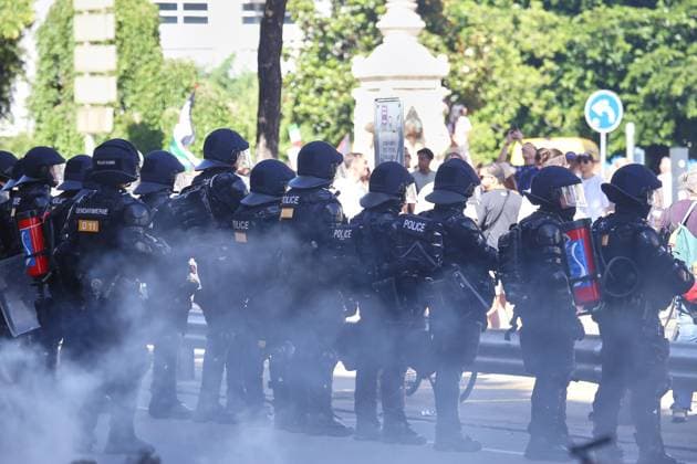 Genf, Schweiz, 14.06.2026: Anti-G7-Protest: Demonstranten protestieren gegen den G7-Gipfel 2026, der im benachbarten Évian-les-Bains, Frankreich, stattfindet. Die Polizei sichert die Löscharbeiten an einem brennenden Auto ab. *** Geneva, Switzerland, 14 06 2026 Anti G7 protest Demonstrators protest against the 2026 G7 summit taking place in neighboring Évian les Bains, France Police secure firefighting operations on a burning car Copyright: xdtsxNachrichtenagenturx dts_122941