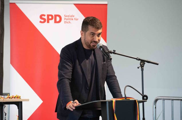 Serdar YUEKSEL, Yüksel, Politiker, SPD, MdB, Bundestagsabgeordneter, bei seiner Rede, Sportpolitischer Talk vor dem WM-Spiel Deutschland - Curacao, Lohrheidestadion Bochum, 14.06.2026. *** Serdar YUEKSEL, Yüksel, politician, SPD, Member of Parliament, Member of the Bundestag, during his speech, sports policy talk before the World Cup match Germany Curacao, Lohrheidestadion Bochum, 14 06 2026