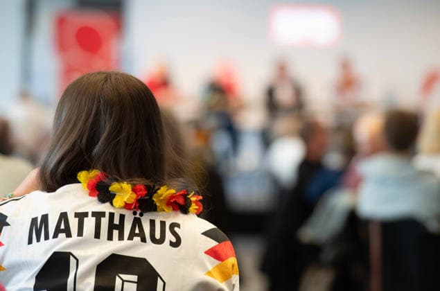 Talkrunde mit v.l. Gaby SCHAEFEER, Schäfer, Hermann GERLAND, Fussballtrainer, Christopher BECKER, Moderator, Tim KLUESSENDORF, Klüssendorf, Politiker, SPD-Generalsekretaer, Sportpolitischer Talk vor dem WM-Spiel Deutschland - Curacao, Lohrheidestadion Bochum, 14.06.2026. *** Talk round with f l Gaby SCHAEFEER, shepherd, Hermann GERLAND, soccer coach, Christopher BECKER, moderator, Tim KLUESSENDORF, Klüssendorf, politician, SPD secretary general, sports policy talk before the World Cup match Germany Curacao, Lohrheide Stadium Bochum, 14 06 2026