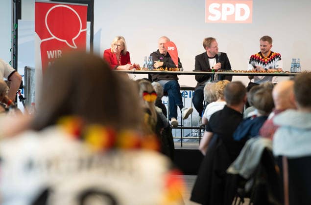 Talkrunde mit v.l. Gaby SCHAEFEER, Schäfer, Hermann GERLAND, Fussballtrainer, Christopher BECKER, Moderator, Tim KLUESSENDORF, Klüssendorf, Politiker, SPD-Generalsekretaer, Sportpolitischer Talk vor dem WM-Spiel Deutschland - Curacao, Lohrheidestadion Bochum, 14.06.2026. *** Talk round with f l Gaby SCHAEFEER, shepherd, Hermann GERLAND, soccer coach, Christopher BECKER, moderator, Tim KLUESSENDORF, Klüssendorf, politician, SPD secretary general, sports policy talk before the World Cup match Germany Curacao, Lohrheide Stadium Bochum, 14 06 2026
