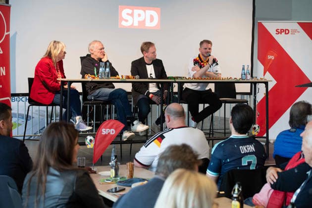 Talkrunde mit v.l. Gaby SCHAEFEER, Schäfer, Hermann GERLAND, Fussballtrainer, Christopher BECKER, Moderator, Tim KLUESSENDORF, Klüssendorf, Politiker, SPD-Generalsekretaer, Sportpolitischer Talk vor dem WM-Spiel Deutschland - Curacao, Lohrheidestadion Bochum, 14.06.2026. *** Talk round with f l Gaby SCHAEFEER, shepherd, Hermann GERLAND, soccer coach, Christopher BECKER, moderator, Tim KLUESSENDORF, Klüssendorf, politician, SPD secretary general, sports policy talk before the World Cup match Germany Curacao, Lohrheide Stadium Bochum, 14 06 2026