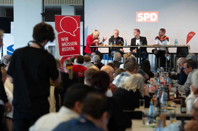 Talkrunde mit v.l. Gaby SCHAEFEER, Schäfer, Hermann GERLAND, Fussballtrainer, Christopher BECKER, Moderator, Tim KLUESSENDORF, Klüssendorf, Politiker, SPD-Generalsekretaer, Sportpolitischer Talk vor dem WM-Spiel Deutschland - Curacao, Lohrheidestadion Bochum, 14.06.2026. *** Talk round with f l Gaby SCHAEFEER, shepherd, Hermann GERLAND, soccer coach, Christopher BECKER, moderator, Tim KLUESSENDORF, Klüssendorf, politician, SPD secretary general, sports policy talk before the World Cup match Germany Curacao, Lohrheide Stadium Bochum, 14 06 2026