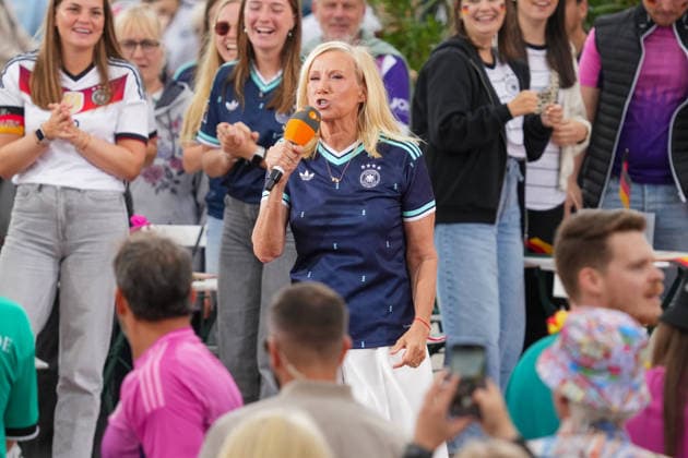 ZDF-Fernsehgarten 2026. Andrea (Kiwi) Kiewel und Markus Schöffl im ZDF Fernsehgarten mit dem Motto Fußball Party am 14.06.2026 in Mainz. Mainz ZDF Fernsehgarten Rheinland-Pfalz *** ZDF Fernsehgarten 2026 Andrea Kiwi Kiewel and Markus Schöffl in the ZDF Fernsehgarten with the motto Football Party on 14 06 2026 in Mainz Mainz ZDF Fernsehgarten Rheinland Pfalz