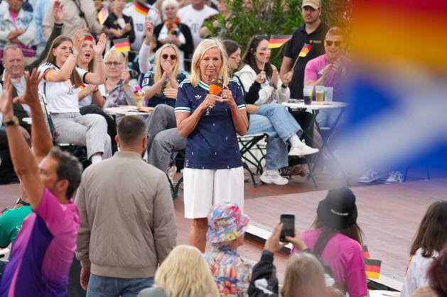 ZDF-Fernsehgarten 2026. Andrea (Kiwi) Kiewel im ZDF Fernsehgarten mit dem Motto Fußball Party am 14.06.2026 in Mainz. Mainz ZDF Fernsehgarten Rheinland-Pfalz *** ZDF Fernsehgarten 2026 Andrea Kiwi Kiewel in the ZDF Fernsehgarten with the motto Football Party on 14 06 2026 in Mainz Mainz ZDF Fernsehgarten Rheinland Pfalz