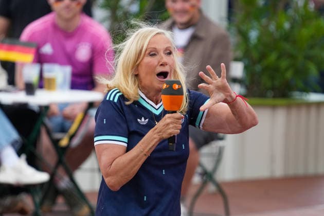ZDF-Fernsehgarten 2026. Andrea (Kiwi) Kiewel im ZDF Fernsehgarten mit dem Motto Fußball Party am 14.06.2026 in Mainz. Mainz ZDF Fernsehgarten Rheinland-Pfalz *** ZDF Fernsehgarten 2026 Andrea Kiwi Kiewel in the ZDF Fernsehgarten with the motto Football Party on 14 06 2026 in Mainz Mainz ZDF Fernsehgarten Rheinland Pfalz