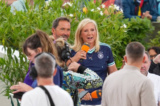 ZDF-Fernsehgarten 2026. Andrea (Kiwi) Kiewel und Markus Schöffl im ZDF Fernsehgarten mit dem Motto Fußball Party am 14.06.2026 in Mainz. Mainz ZDF Fernsehgarten Rheinland-Pfalz *** ZDF Fernsehgarten 2026 Andrea Kiwi Kiewel and Markus Schöffl in the ZDF Fernsehgarten with the motto Football Party on 14 06 2026 in Mainz Mainz ZDF Fernsehgarten Rheinland Pfalz
