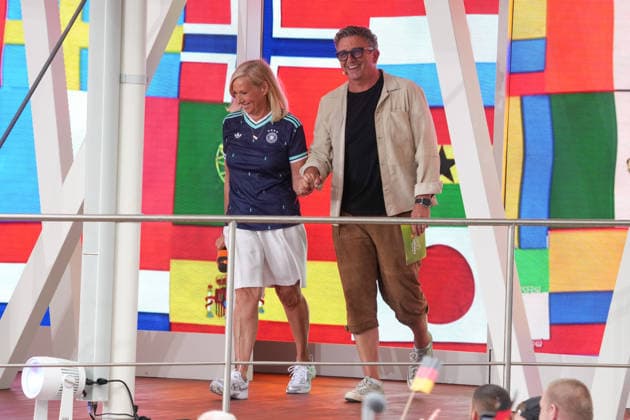 ZDF-Fernsehgarten 2026. Andrea (Kiwi) Kiewel und Hans Sigl im ZDF Fernsehgarten mit dem Motto Fußball Party am 14.06.2026 in Mainz. Mainz ZDF Fernsehgarten Rheinland-Pfalz *** ZDF Fernsehgarten 2026 Andrea Kiwi Kiewel and Hans Sigl in the ZDF Fernsehgarten with the motto Football Party on 14 06 2026 in Mainz Mainz ZDF Fernsehgarten Rheinland Pfalz