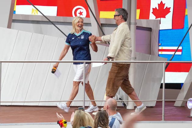 ZDF-Fernsehgarten 2026. Andrea (Kiwi) Kiewel und Hans Sigl im ZDF Fernsehgarten mit dem Motto Fußball Party am 14.06.2026 in Mainz. Mainz ZDF Fernsehgarten Rheinland-Pfalz *** ZDF Fernsehgarten 2026 Andrea Kiwi Kiewel and Hans Sigl in the ZDF Fernsehgarten with the motto Football Party on 14 06 2026 in Mainz Mainz ZDF Fernsehgarten Rheinland Pfalz
