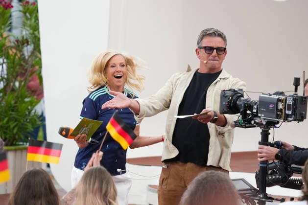 ZDF-Fernsehgarten 2026. Andrea (Kiwi) Kiewel und Hans Sigl im ZDF Fernsehgarten mit dem Motto Fußball Party am 14.06.2026 in Mainz. Mainz ZDF Fernsehgarten Rheinland-Pfalz *** ZDF Fernsehgarten 2026 Andrea Kiwi Kiewel and Hans Sigl in the ZDF Fernsehgarten with the motto Football Party on 14 06 2026 in Mainz Mainz ZDF Fernsehgarten Rheinland Pfalz