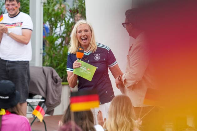 ZDF-Fernsehgarten 2026. Andrea (Kiwi) Kiewel und Hans Sigl im ZDF Fernsehgarten mit dem Motto Fußball Party am 14.06.2026 in Mainz. Mainz ZDF Fernsehgarten Rheinland-Pfalz *** ZDF Fernsehgarten 2026 Andrea Kiwi Kiewel and Hans Sigl in the ZDF Fernsehgarten with the motto Football Party on 14 06 2026 in Mainz Mainz ZDF Fernsehgarten Rheinland Pfalz
