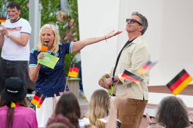 ZDF-Fernsehgarten 2026. Andrea (Kiwi) Kiewel und Hans Sigl im ZDF Fernsehgarten mit dem Motto Fußball Party am 14.06.2026 in Mainz. Mainz ZDF Fernsehgarten Rheinland-Pfalz *** ZDF Fernsehgarten 2026 Andrea Kiwi Kiewel and Hans Sigl in the ZDF Fernsehgarten with the motto Football Party on 14 06 2026 in Mainz Mainz ZDF Fernsehgarten Rheinland Pfalz