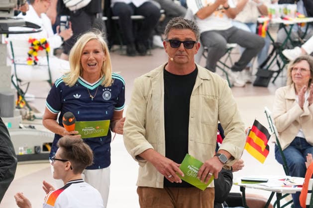 ZDF-Fernsehgarten 2026. Andrea (Kiwi) Kiewel und Hans Sigl im ZDF Fernsehgarten mit dem Motto Fußball Party am 14.06.2026 in Mainz. Mainz ZDF Fernsehgarten Rheinland-Pfalz *** ZDF Fernsehgarten 2026 Andrea Kiwi Kiewel and Hans Sigl in the ZDF Fernsehgarten with the motto Football Party on 14 06 2026 in Mainz Mainz ZDF Fernsehgarten Rheinland Pfalz