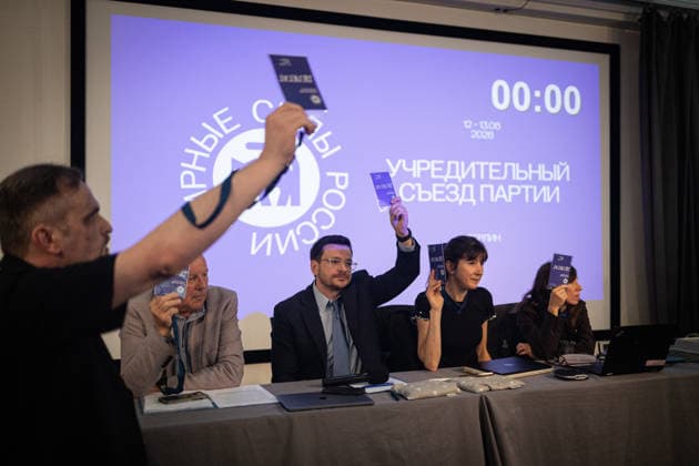 Founding congress for the Peaceful Russia party in Berlin, Germany - 13 Jun 2026 Russian opposition politician Ilya Yashin casts his vote during the election of members of the Political Council at the founding congress of the Peaceful Russia party. The Peaceful Russia party was founded by Russian opposition politicians, anti-war activists, former municipal deputies, human rights advocates and members of the Russian diaspora living in exile. During its founding delegates adopted the party’s charter and manifesto, elected governing bodies and discussed the organization’s future political strategy. According to its founders, the party aims to represent anti-war Russians, support democratic initiatives and advocate for a peaceful, democratic a Copyright: xVasilyxKrestyaninovx xSOPAxImagesx _VKR5116