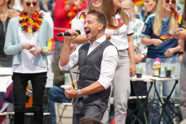 ZDF-Fernsehgarten 2026. Tom Marks im ZDF Fernsehgarten mit dem Motto Fußball Party am 14.06.2026 in Mainz. Mainz ZDF Fernsehgarten Rheinland-Pfalz *** ZDF Fernsehgarten 2026 Tom Marks in the ZDF Fernsehgarten with the motto Football Party on 14 06 2026 in Mainz Mainz ZDF Fernsehgarten Rheinland Pfalz