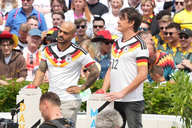 ZDF-Fernsehgarten 2026. Matze Knop und David Odonkor im ZDF Fernsehgarten mit dem Motto Fußball Party am 14.06.2026 in Mainz. Mainz ZDF Fernsehgarten Rheinland-Pfalz *** ZDF Fernsehgarten 2026 Matze Knop and David Odonkor in the ZDF Fernsehgarten with the motto Football Party on 14 06 2026 in Mainz Mainz ZDF Fernsehgarten Rheinland Pfalz