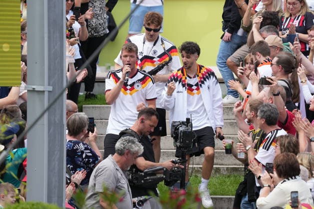 ZDF-Fernsehgarten 2026. Luca-Dante Spadafora x Julian Sommer x AndrÃ Schnura im ZDF Fernsehgarten mit dem Motto Fußball Party am 14.06.2026 in Mainz. Mainz ZDF Fernsehgarten Rheinland-Pfalz *** ZDF Fernsehgarten 2026 Luca Dante Spadafora x Julian Sommer x AndrÃ Schnura in the ZDF Fernsehgarten with the motto Football Party on 14 06 2026 in Mainz Mainz ZDF Fernsehgarten Rheinland Pfalz
