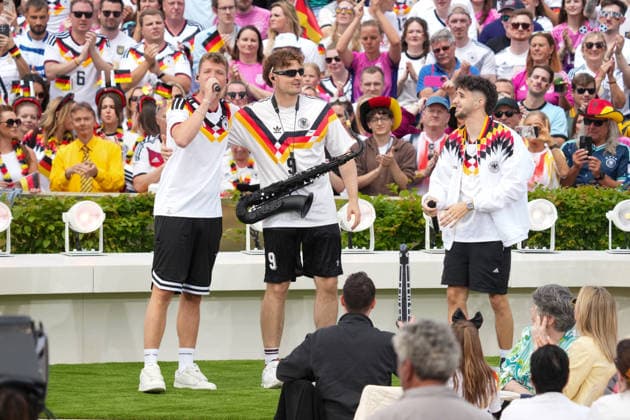 ZDF-Fernsehgarten 2026. Luca-Dante Spadafora x Julian Sommer x AndrÃ Schnura im ZDF Fernsehgarten mit dem Motto Fußball Party am 14.06.2026 in Mainz. Mainz ZDF Fernsehgarten Rheinland-Pfalz *** ZDF Fernsehgarten 2026 Luca Dante Spadafora x Julian Sommer x AndrÃ Schnura in the ZDF Fernsehgarten with the motto Football Party on 14 06 2026 in Mainz Mainz ZDF Fernsehgarten Rheinland Pfalz