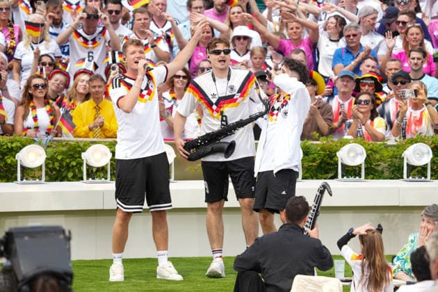 ZDF-Fernsehgarten 2026. Luca-Dante Spadafora x Julian Sommer x AndrÃ Schnura im ZDF Fernsehgarten mit dem Motto Fußball Party am 14.06.2026 in Mainz. Mainz ZDF Fernsehgarten Rheinland-Pfalz *** ZDF Fernsehgarten 2026 Luca Dante Spadafora x Julian Sommer x AndrÃ Schnura in the ZDF Fernsehgarten with the motto Football Party on 14 06 2026 in Mainz Mainz ZDF Fernsehgarten Rheinland Pfalz