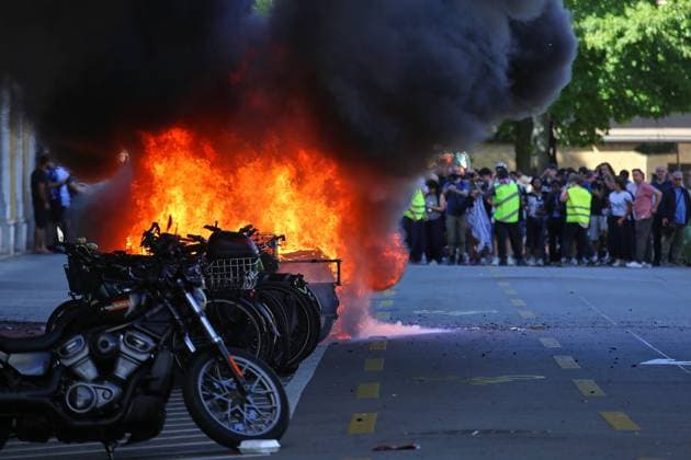 Genf, Schweiz, 14.06.2026: Anti-G7-Protest: Demonstranten protestieren gegen den G7-Gipfel 2026, der im benachbarten Évian-les-Bains, Frankreich, stattfindet. Protestler haben ein Auto in Brand gesetzt. *** Geneva, Switzerland, 14 06 2026 Anti G7 protest Demonstrators protest against the 2026 G7 summit taking place in neighboring Évian les Bains, France Protesters set a car on fire Copyright: xdtsxNachrichtenagenturx dts_122944