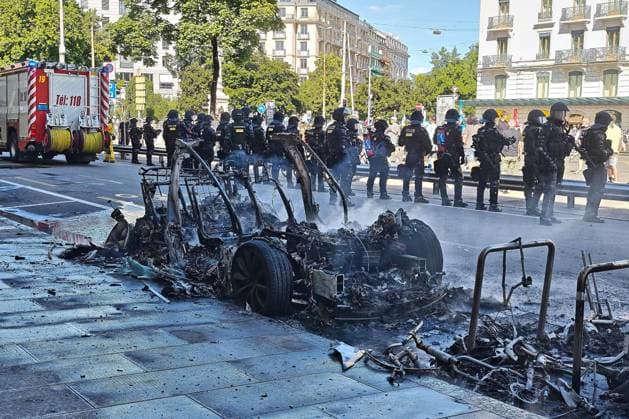 Genf, Schweiz, 14.06.2026: Anti-G7-Protest: Demonstranten protestieren gegen den G7-Gipfel 2026, der im benachbarten Évian-les-Bains, Frankreich, stattfindet. Protestler haben ein Auto in Brand gesetzt, Polizei hält Schaulustige fern, die Demo wurde umgeleitet. *** Geneva, Switzerland, 14 06 2026 Anti G7 protest Demonstrators protest against the 2026 G7 summit taking place in neighboring Évian les Bains, France Protesters set a car on fire, police keep onlookers away, the demo was diverted Copyright: xdtsxNachrichtenagenturx dts_122951