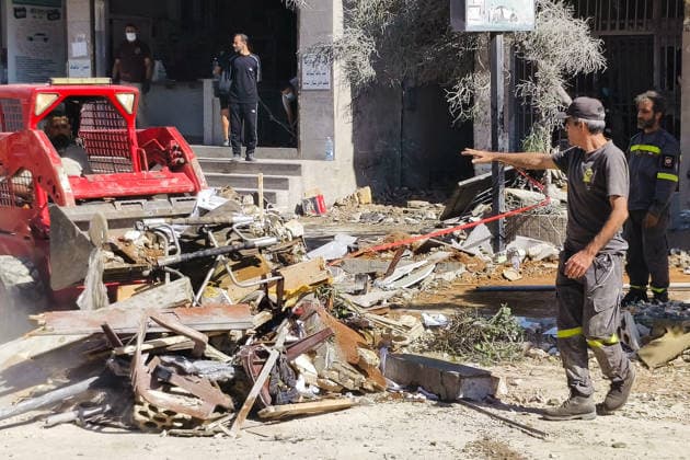 LEBANON, BEIRUT - JUNE 14, 2026: Clearing rubble outside an apartment building south of Beirut after an airstrike. Ankhar Kochneva TASS  93809197