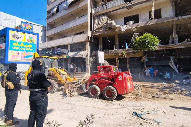 LEBANON, BEIRUT - JUNE 14, 2026: Clearing rubble outside an apartment building south of Beirut after an airstrike Beirut Lebanon  - ZUMAt113 20260614_zaa_t113_127 Copyright: xAnkharxKochnevax